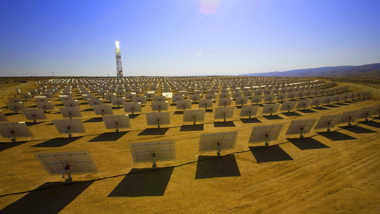 Strom aus Sonnenkraft: Solarturm in der Wüste.