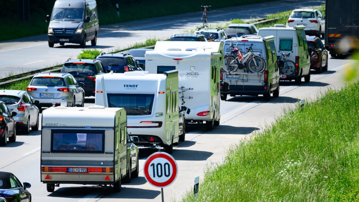 Die Urlauber freut’s, aber sind die niedrigen Kraftstoffpreise allgemein etwas positives?