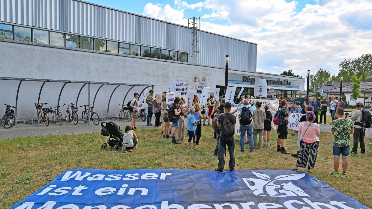 Demo vor der Abstimmung: Unter anderem der Wasserverbrauch der Tesla-Fabrik ist ein Streitthema.