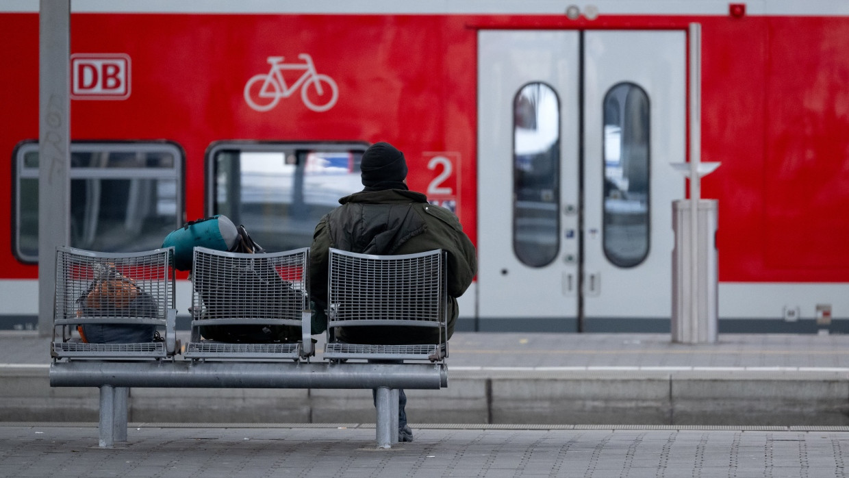 Ein Mann wartet am Münchner Hauptbahnhof.