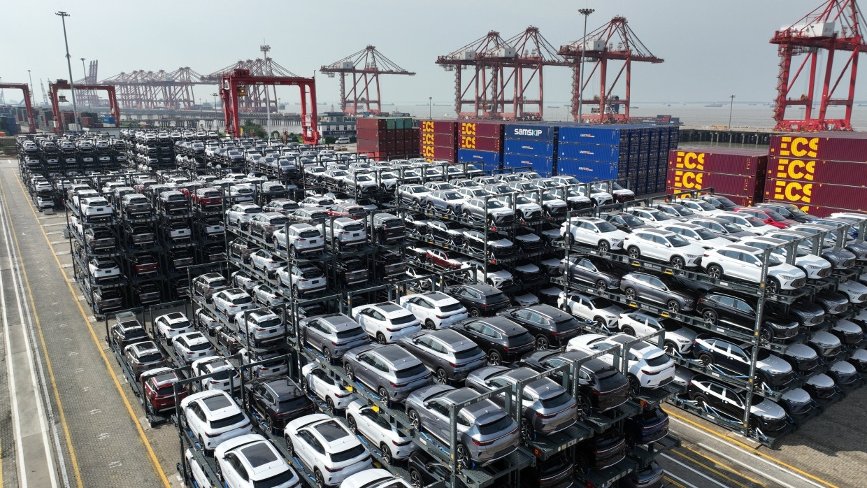 Chinesische Autos mit Hybrid- oder Elektroantrieb für den Export in einem Terminal.