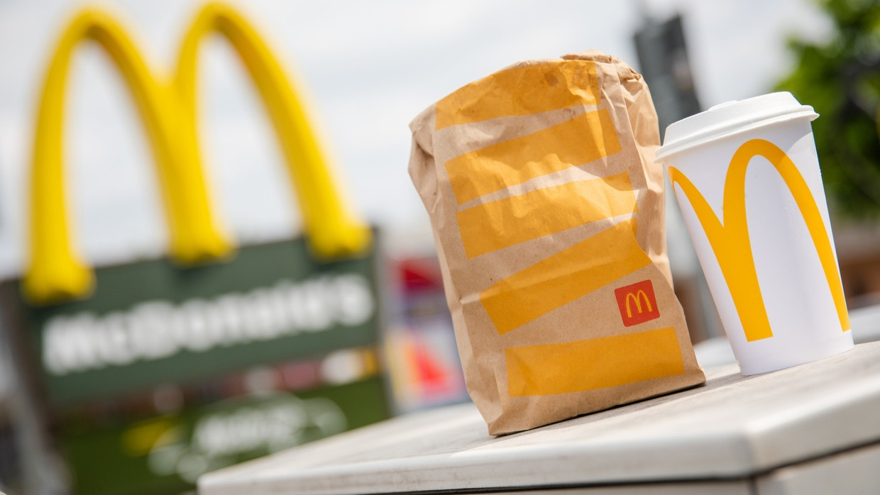 Eine McDonald's To-Go-Tüte und ein To-Go-Becher stehen vor einer Tübinger McDonald's-Filiale. (Symbolbild)