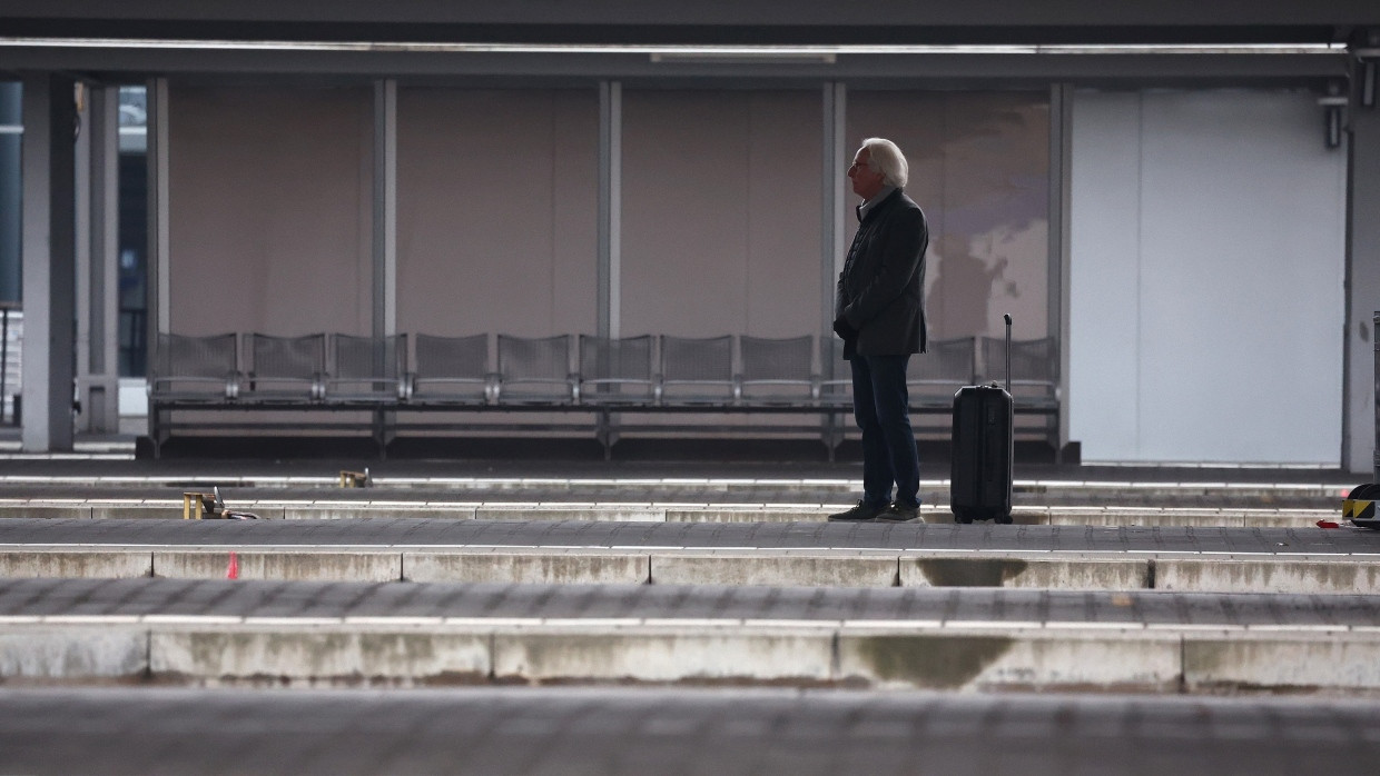 Ein Wartender am Bahnhof in München