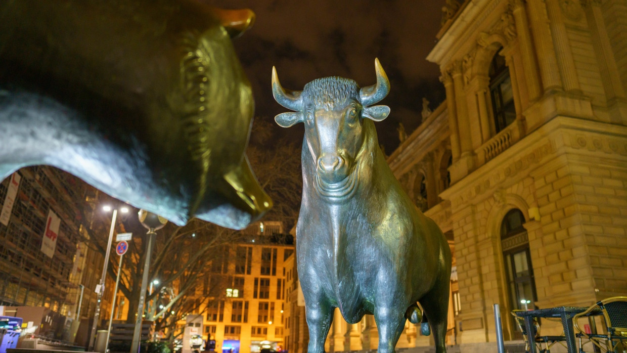 Lieblingstier vieler Börsianer: Der Bulle, hier als Skulptur mit seinem Widersacher, dem Bären, auf dem Frankfurter Börsenplatz