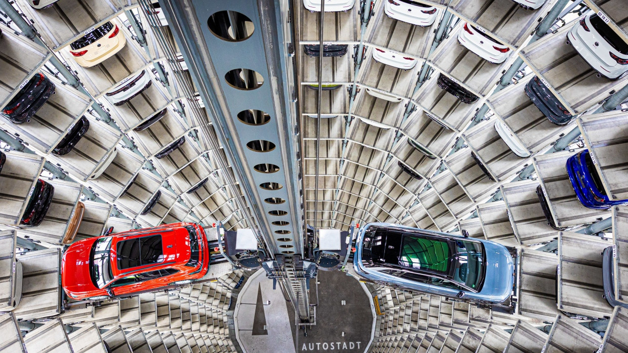 Ein Volkswagen Tiguan (l) und ein Volkswagen ID.7 werden bei einem Fototermin in einem der beiden Autotürme der Volkswagen Autostadt aus Boxen gehoben. (Symbolbild)