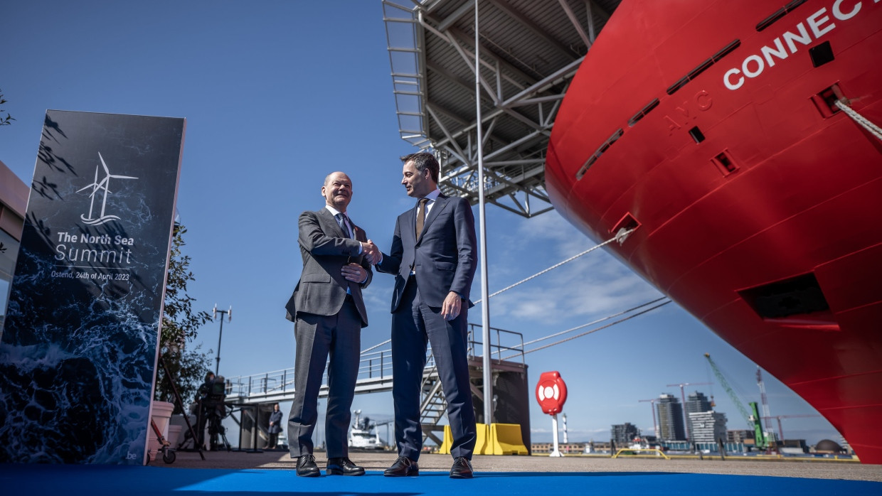 Bundeskanzler Olaf Scholz (SPD) wird von Alexander De Croo, Premierminister von Belgien, am 24. April zum Nordseegipfel in Ostende begrüßt.