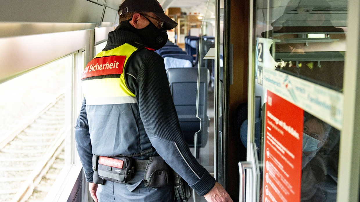 Nicht jedermanns Sache: Bahn-Mitarbeiter kontrollieren, ob Mitreisende den Mund-Nasen-Schutz richtig tragen.