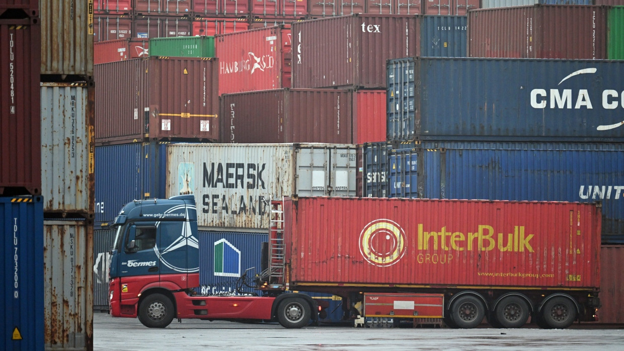 Container werden im Duisburger Hafen verladen.