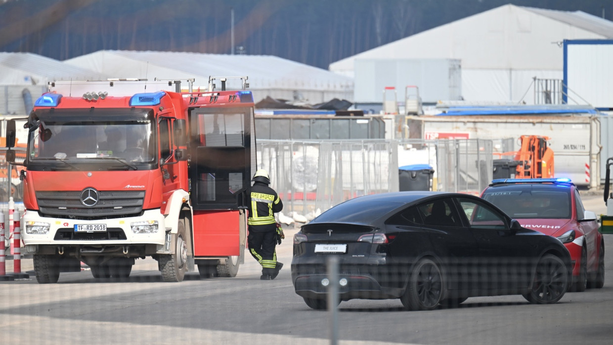 Fahrzeuge der Feuerwehr und Werkfeuerwehr stehen am Dienstag auf dem Gelände der Tesla-Autofabrik in Grünheide.