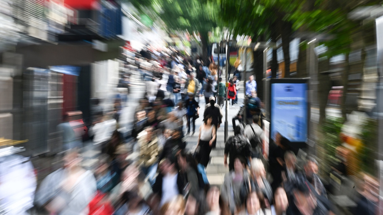 In Deutschland wird im öffentlichen Raum Frauen aggressiv nachgestellt.