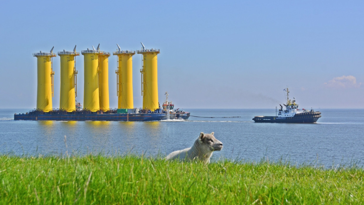 Im Schlepptau: Riesige Bauteile werden für den Offshore-Windpark „He Dreiht“ durch die Nordsee transportiert.