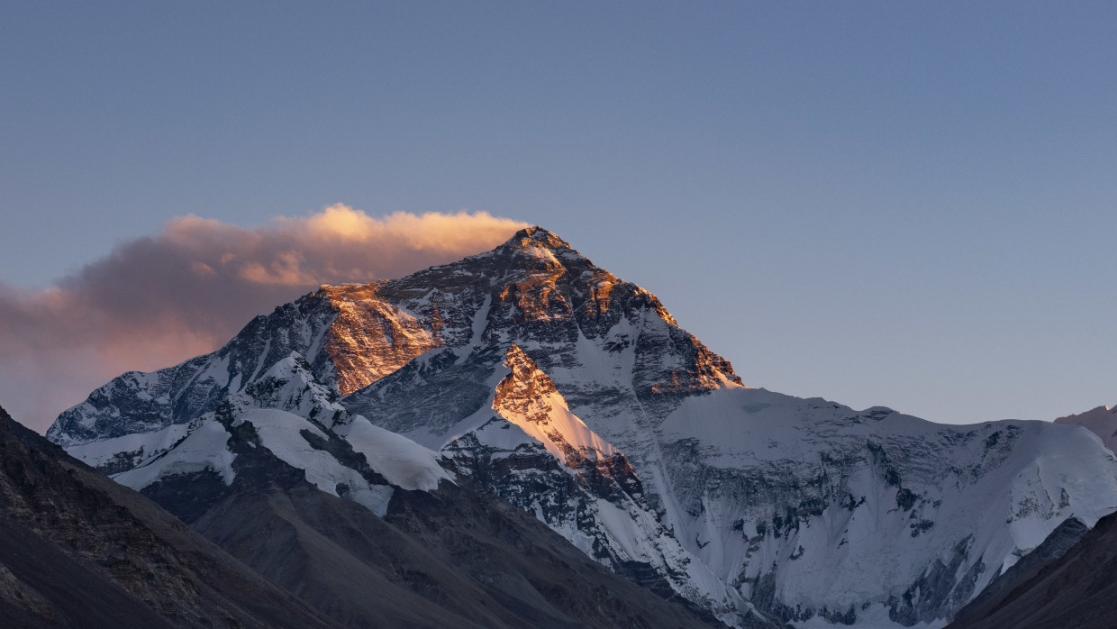 Mount Everest: Der Giebel auf dem Dach der Welt wird jedes Jahrtausend ein Zentimeter höher als der Rest des Gebirges.