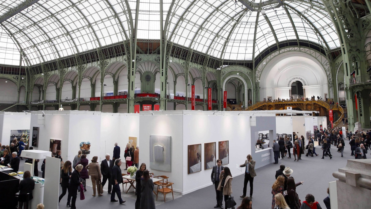 Blick in vergangene Zeiten: bestens besetzte Messekojen der FIAC im Grand Palais 2014