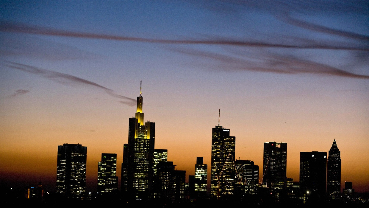 Der Himmel verdunkelt sich über Frankfurts Bankentürmen