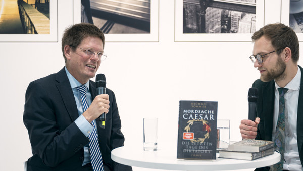 Michael Sommer (l.) im Gespräch mit Jannis Koltermann am Stand der F.A.Z. auf der Frankfurter Buchmesse 2024