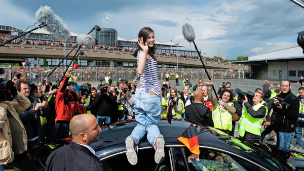 Umjubelt: Lena Meyer-Landrut am Flughafen  Hannover nach dem Gewinn  des Eurovision Song Contest 2010