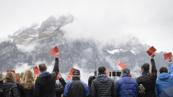 Die „Landsgemeinde“ in Glarus ist eine der ältesten Formen direkter Demokratie: Dabei treffen sich stimmberechtigte Bürger des Schweizer Kantons unter freiem Himmel, um über wichtige politische Angelegenheiten zu entscheiden.