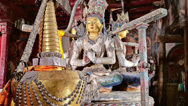 Im Haupttempel des Klosters Tabo: Die fast vier Meter hohe Figur des Buddha Mahavairochana blickt in alle vier Himmelsrichtungen. Sie bildet das Zentrum des Dukhang, der Versammlungshalle, die als Mandala in Raumform angelegt ist.