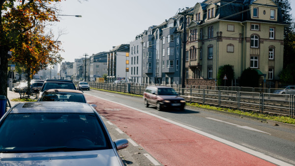 Die Eschersheimer Landstraße stadtauswärts ist seit Herbst 2024 für Autos einspurig geworden, damit mehr Platz für Radfahrer bleibt.