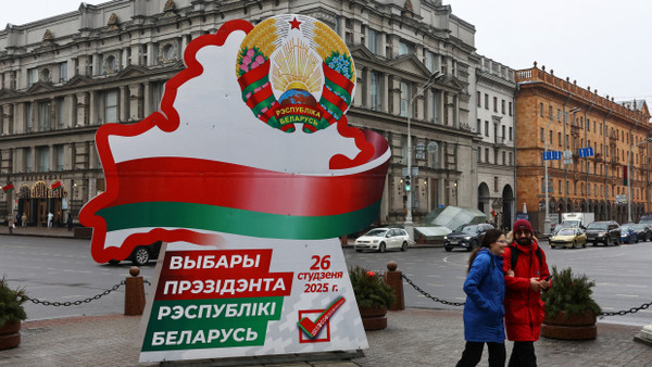 Inszenierte Wahl: Passanten neben einem Plakat in der belarussischen Hauptstadt Minsk