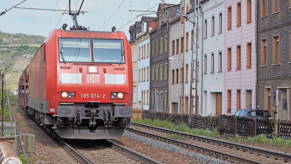 Lärm Tag und Nacht: Ein Güterzug fährt an Wohnhäusern in Lorchhausen am Rhein vorbei.