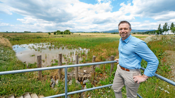 Hat sich bewährt: Das Regenrückhaltebecken in Steinbach fasst mehr als 7000 Kubikmeter und ist aus Sicht von Bürgermeister Steffen Bonk eine gute Investition.