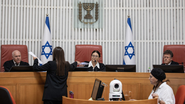 Isaac Amit (rechts) ist nun Vorsitzender des Obersten Gerichts in Israel