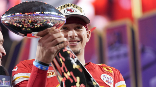 Champion mit der Super-Bowl-Trophäe: Patrick Mahomes, Quarterback der Kansas City Chiefs 2024 in Las Vegas