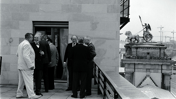 1999 verlegte das Studienzentrum Weikersheim seine Geschäftsstelle nach Berlin und bezog am Pariser Platz 6a Büroräume, von deren Balkon man die Quadriga des Brandenburger Tors und die Reichstagskuppel sieht.