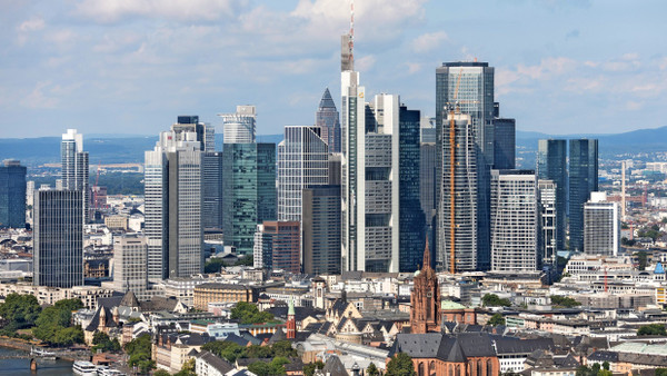 Bleibt der weiße Tower unter Frankfurter Kontrolle? Der Bankenturm der Commerzbank in der Skyline der City