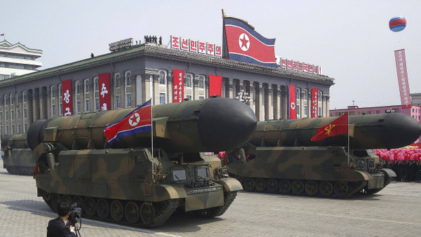 Militärische Muskelspiele: mobile Raketen bei der Militärparade in Pjöngjang. Nordkorea gibt ein Viertel seiner Wirtschaftsleistung für das Militär aus. Immerhin ein Weltrekord.