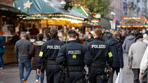 Polizeibeamte laufen vor der Paulskirche über den Frankfurter Weihnachtsmarkt. Aufgenommen am 25. November 2024 in Frankfurt am Main.