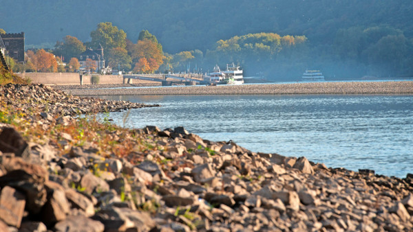 Zu flach: Die Fahrrinne des Rheins wird tiefer gelegt.