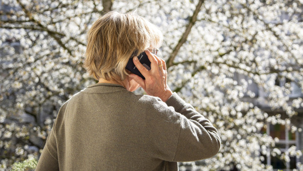 Hilfe per Telefon: Im Verein „Wir Friedrichsdorfer Bürgerselbsthilfe“ kümmern sich die Mitglieder per Telefonkette um einander.