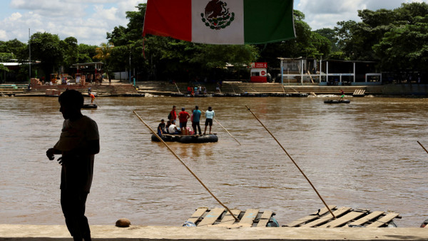 Grenzverkehr: In der Nähe der Stadt Tapachula kommen jedes Jahr Zehntausende Migranten über den Grenzfluss aus Guatemala nach Mexiko.