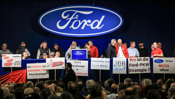 Ford-Mitarbeiter des Werks in Köln halten eine Versammlung ab, nachdem dort bekannt wurde, dass Stellen gestrichen werden sollen.