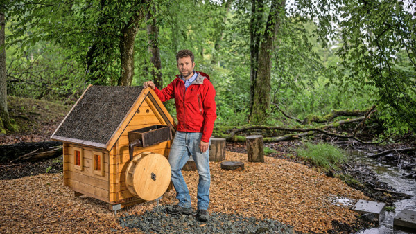 Wasser auf die Mühle: Am neuen Klimaerlebnispfad in Wehrheim lässt sich Strom erzeugen. Martin Ringwald hat sich die 15 Stationen ausgedacht.