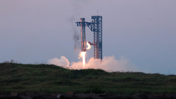 Der Booster von Starship in Mechazillas Umarmung: „Lass Dich drücken, mein Großer!“