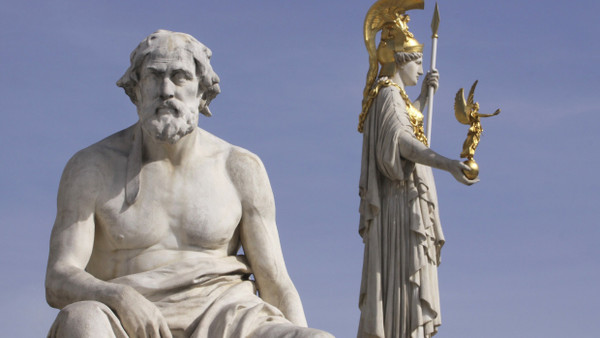 Sinnbilder der Antike: Statue des Thukydides und Athene-Denkmal vor dem Parlament in Wien