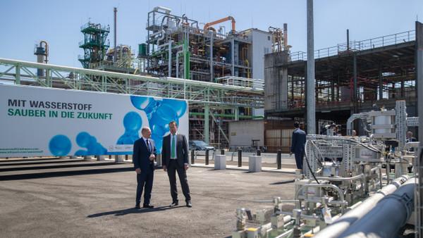 Auch der Kanzler interessiert sich für Wasserstoff: Olaf Scholz zu Besuch im Industriepark Frankfurt-Höchst.