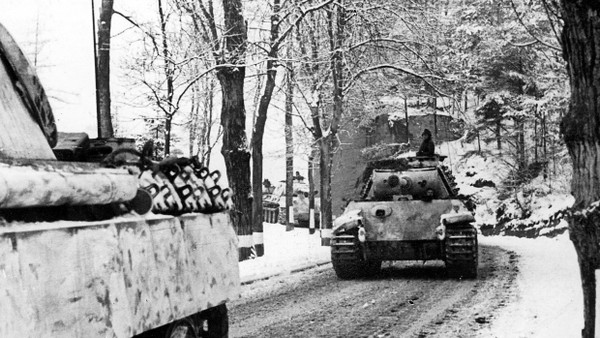 Eisiger Winter: Deutsche Panzer V „Panther“ im Dezember 1944 in den Ardennen