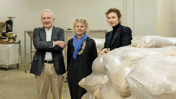 Der Kaffee steht im Vordergrund: Franz Richter, Isolde Richter und Katrin Richter in der Rösterei in Irschenberg