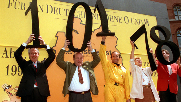 Hoch die Zahlen: Post-Chef Zumwinkel, Postminister Bötsch (von links) und unter anderem Boxweltmeister Henry Maske (ganz rechts) am 30. Juni 1993