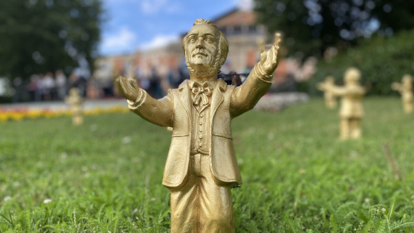 Statuette Richard Wagners vor dem Festspielhaus Bayreuth am 28. Juli 2023