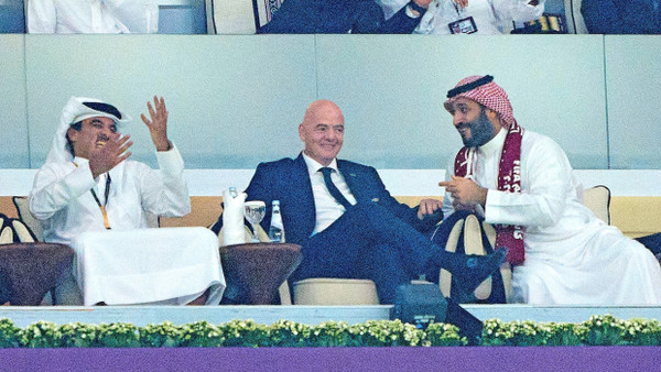 Ein Stadion, drei Männer: FIFA-Präsident Gianni Infantino (Mitte) am 20. November 2022 zwischen Emir Tamim bin Hamad Al Thani (links) und Saudi-Arabiens Kronprinz Muhammad Bin Salman