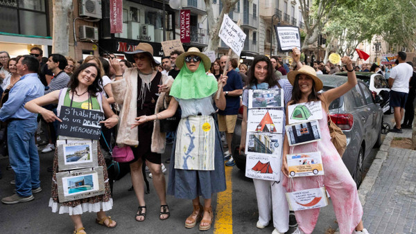 Einheimische protestieren Ende Mai in Palma de Mallorca gegen den Massentourismus und die steigenden Immobilienpreise auf ihrer Insel.