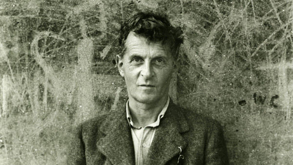 Ludwig Wittgenstein im September 1947 im walisischem Swansea vor Graffiti-Hintergrund