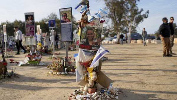 Ein Foto von Romi Gonen auf dem Gelände des Nova-Festivals im Süden Israels, von wo aus sie am 7. Oktober 2023 in den Gazastreifen ntführt wurde.