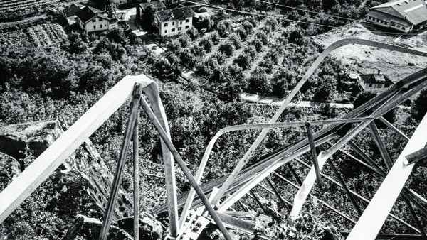 Ein gesprengter Hochspannungsmast bei Bozen, Juni 1961. Anfang der Sechzigerjahre eskalierte der Konflikt um den Status von Südtirol in einer Serie von Bombenattentaten.