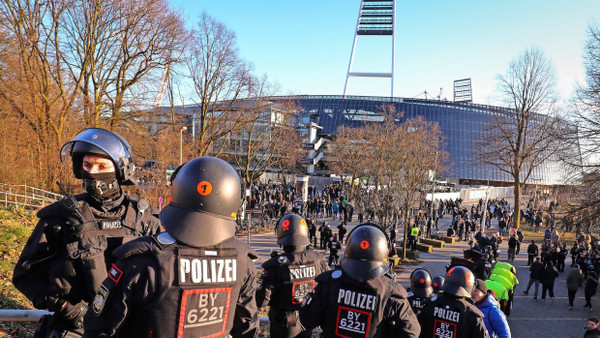 Wer zahlt? Die Polizei im Einsatz bei einem Fußball-Bundesligaspiel in Bremen